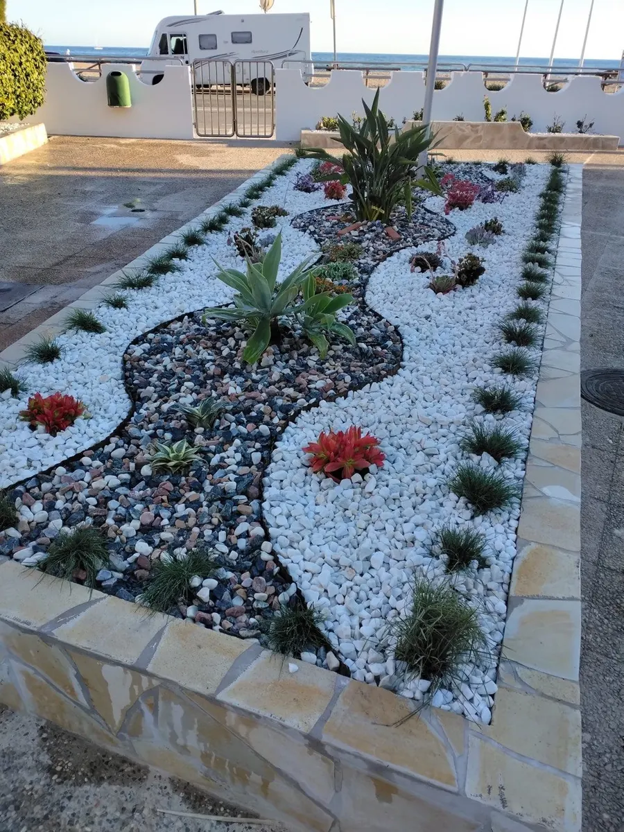 Parterre con rocalla en el paseo maritimo